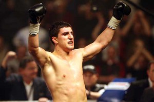 WBO-Weltmeister Marco Huck liebt es im GERRY WEBER STADION in HalleWestfalen zu boxen und am 02. April will  er sich nach seiner Titelverteidigung in dieser Pose auch so wieder seinen Fans präsentieren. © GERRY WEBER WORLD (HalleWestfalen)