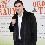 Bei der Filmpremiere „Der ganz große Traum“ macht Marco Huck eine gute Figur