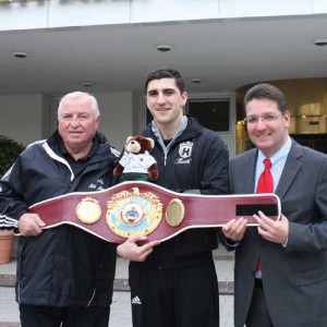 Der Hoteldirektor des GERRY WEBER Sportpark Hotels in HalleWestfalen, Kai Tiemer (rechts), begrüßte den WBO-Box-Weltmeister Marco „Käpt’n“ Huck und seinen Trainer Ulli Wegner (links) in seinem Haus. © GERRY WEBER WORLD (honorarfrei)