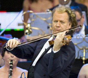 Gefeierter Violinen-Star, Conferencier und Entertainer: Walzerkönig André Rieu und das Johann Strauß Orchester verzaubern am 14. Januar 2012 zum sechsten Mal das GERRY WEBER STADION in HalleWestfalen mit beschwingt romantischen Walzerklängen.