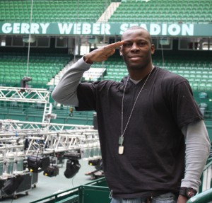 Der IBF-Weltmeister im Cruisergewicht, Steve „USS“ Cunningham, salutiert schon einmal im GERRY WEBER STADION in HalleWestfalen. Der US-Amerikaner würde auch gerne in der ostwestfälischen Eventarena boxen, am liebsten gegen den WBO-Champion Marco Huck. © GERRY< WEBER WORLD (HalleWestfalen)