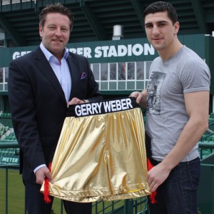 Der Schriftzug GERRY WEBER ziert ab sofort die Boxershort des WBO-Weltmeisters Marco Huck. Mit dem Namenszug ist Champion bereits am 02. April im Ring des GERRY WEBER STADIONS in HalleWestfalen zu sehen, wenn die ARD ab 22.30 Uhr die freiwillige Titelverteidigung gegen Ran Nakash überträgt. © GERRY WEBER WORLD (HalleWestfalen)