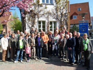 Mit reichlich Wissensdurst im Wandergepäck machten sich die Clubmitglieder des TC Blau-Weiss Halle auf, die Geheimnisse der Stadt HalleWestfalen zu erkunden und mit dabei waren (von links): Rosi Rösler, Ulrike Janssen, Heinz Rösler, Ingrid Fröhling, Manfred Goldbach, Sieglinde Goldbach, Marlies Wolff, Wilfried Behlmer, Dora Friebe, Renate Behlmer, Marga Ferber, Wolfgang Fröhling, Claudia Horstmann, Reinhold Horstmann, Annette Ackermann, Jürgen Parohl, Wolfgang Ackermann, Ulrike Tappmeier, Nina Lauterbach, Jürgen Bonnet, Eckard Wolff, Gisela und Udo Striethörster, Hartmut Friebe, Monika Hohensträter, Anne Vahlkamp, Dirk Janssen und Folker Hohensträter sowie die Stadtführer Wolfgang Kosubeck und Sabine Hahn. © Kurt Vahlkamp (TC Blau-Weiss Halle)