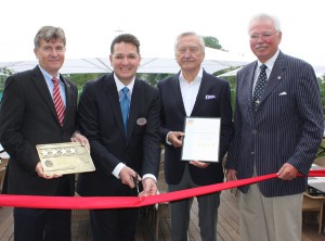 Eroeffnung-Seeterasse-2011 Mit dem Durchschneiden des roten Bandes wurde die erweiterte Seeterrasse im GERRY WEBER Sportpark Hotel (HalleWestfalen) am heutigen Sonntag ´(29. Mai) eröffnet. Beteiligt daran waren (von links) Thomas Keitel (Hauptgeschäftsführer Deutscher Hotel- und Gaststättenverband (DeHoGa) Ostwestfalen-Lippe), Hoteldirektor Kai Tiemer, Gerhard Weber und Dieter Baars (stellvertretender Bürgermeister). © GERRY WEBER WORLD