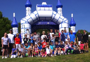 Das Trainer- und Jugendwarte-Team des Tennisclub Blau-Weiss Halle mit (von links) Julia Steinweg, Benjamin Wolff, Karin Schweppe sowie Lothar Klee (dritter von rechts), Sven Beune und Kim Kupczyk bestritten mit rund 40 Kindern den Kids Day am vergangenen Samstag. © Kurt Vahlkamp