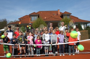 >Spaß am Tennis< vermittelt Jugendwart Lothar Klee (stehend, hinten rechts) beim Kids‘ Day des Tennisclubs Blau-Weiss Halle den Kindern und Jugendlichen, die für den kommenden Samstag (07. Mai) ab 10.00 Uhr eingeladen sind. © Blau-Weiss Halle