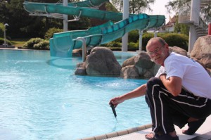 Bademeister gibt den Startschuß für die Lindenbad Freibaderöffnung