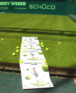 Noch sind Plakate und Tennisbälle auf dem Centre Court im GERRY WEBER STADION (HalleWestfalen) ausgelegt und symbolisieren das Einbringen des Rasens für die GERRY WEBER OPEN. © GERRY WEBER OPEN (HalleWestfalen)