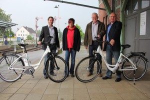 Frank Walter (links) und Karl-Heinz Wöstmann (2. von rechts) überreichten Heike Hörner und Dieter Mielenz von der Haller die beiden mit Strom betriebenen Stadtwerke Energieräder von der TWO