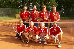 Als Aufsteiger in die Kreisliga Gütersloh grüßen: (hinten von links) Peter Klinner, Udo Neuschaefer-Rube, Udo Herrmann und Hans-Jürgen Kay (vorne, von links) Olaf Sorge, Rolf Mikoteit, Eduard Siekendieck und Hans-Jürgen Wilhelm