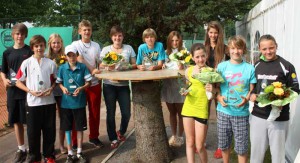 Diese 12 Nachwuchsspieler-/innen standen bei den 45. Westfälischen Meisterschaften der Juniorinnen und Junioren in den Altersklassen U12 bis U16 auf der Anlage des TuRa Elsen in den Endspielen (von links): Gereon Heitmann (Vize- (von links): Gereon Heitmann (Vize-Westfalenmeister U16/Gütersloher TC Rot-Weiß), Lukas Mönter (Vize-Westfalenmeister U14/TC Dreeke Jöllenbeck), Julia Uspelkat (Westfalenmeisterin U14/SuS Bielefeld), Maximilian Grundmann (Westfalenmeister U12/Eintracht Dortmund), Philipp Scholz (Westfalenmeister U16/TC Kaunitz), Katharina Hering (Westfalenmeisterin U16/Blau-Weiß Soest), Louis Weßels (Westfalenmeister U14/Grün-Weiß Hiddesen), Nicolin Lücke (Vize-Westfalenmeisterin U16/THC im VfL Bochum), Jacqueline Wagner (Vize-Westfalenmeisterin U12/Blau-Weiß Sundern), Ana-Lena Toto (Vize-Westfalenmeisterin U14/Schwarz-Gelb Hagen), Oskar Hädicke (Vize-Westfalenmeister U12/TC Iserlohn) und Jule Niemeier (Westfalenmeisterin U12/Dortmunder TK Rot-Weiss 98). © pr-büro sport presse (HalleWestfalen) 