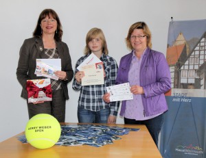 v. l. n r. Bürgermeisterin Anne Rodenbrock-Wesselmann, Paulina Otte und Annegret Prell bei der Auslosung des Haller Preisrätsel 