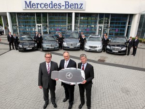 Niederlassungs-Direktor Peter Süßmilch (links) und Verkaufsleiter Hans-Peter Lisson (rechts) übergeben die Mercedes-Benz-Fahrzeugflotte an Horst Erpenbeck (Marketingleiter GERRY WEBER OPEN). © GERRY WEBER OPEN (HalleWestfalen)