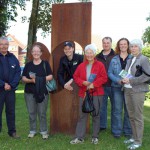 HalleWestfalen. Am heutigen Donnerstag war es Stadtführer Fritz Ellerweg (links) eine besondere Freude, eine bunt gemischte Gästegruppe zu der kostenlosen Sonderführung am Family Day der 19. Gerry Weber Open zu begrüßen.