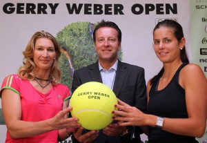 Pressekonferenz: Graf, Weber, Görges: Sichtliche Zufriedenheit herrschte nach der perfekten Auftaktveranstaltung der Warsteiner Champions Trophy im Vorfeld der 19. GERRY WEBER OPEN (von links): Tenniskönigin Stefanie Graf, Turnierdirektor Ralf Weber und Julia Görges. © GERRY WEBER OPEN (HalleWestfalen)