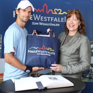 Bürgermeisterin Anne Rodenbrock-Wesselmann gegrüßt den erfolgreichen Tennisprofi Philipp Petzschner und überreicht ihm eine gut gefüllte HalleWestfalen-Tasche.