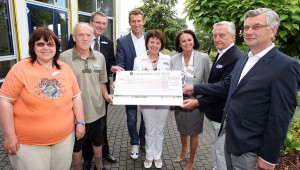 Turnierinitiatoren der GERRY WEBER OPEN überreichen 5.000 Euro-Spende an die soziale Einrichtung >Wertkreis< in HalleWestfalen (von links): Petra Zachan und Dieter Weise vom Werkstattrat, Geschäftsführer Martin Henke, Davis-Cup-Kapitän Patrik Kühnen, Aufsichtsratsvorsitzende Elisabeth Witte,  Elke Hardieck, Gerhard Weber (Vorstandsvorsitzender GERRY WEBER International AG) sowie Udo Hardieck (Aufsichtsratsmitglied GERRY WEBER International AG). © GERRY WEBER OPEN (HalleWestfalen)