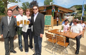 Am Pfingstmontag eröffnete Halles Bürgermeisterin Anne Rodenbrock-Wesselmann (2.v.r) den attraktiven Biergarten des GERRY WEBER Landhotel. Sie stieß gemeinsam mit (von links) Kai Tiemer (Hoteldirektor GERRY WEBER Sportpark Hotel), Sergej Frese (Bierbrauer) und Ralf Weber (Geschäftsführer GERRY WEBER Sportpark Hotel GmbH & Co. KG) mit einem selbstgebrauten >GERRY WEBER Landbier< auf dieses neue gastronomische Kleinod in der Lindenstadt an. © GERRY WEBER WORLD (HalleWestfalen)