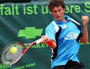 Trotz einer im Match zugezogenen Knieverletzung konnte der erstmals im Team des TC Blau-Weiss Halle aufgebotene Niederländer Robin Haase sein Einzelmatch überzeugend in zwei Sätzen gewinnen.