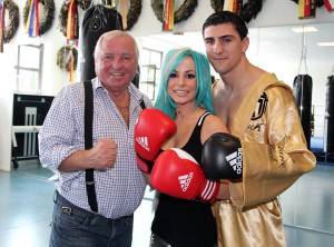 Marco-Huck-singt-Boxhymne