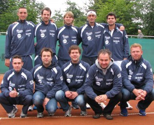 Bildzeile (Blau-Weiss Halle): Das erste Heimspiel in der 1. Tennis Point Bundesliga 2011 bestritt der TC Blau-Weiss Halle am 03. Juli gegen Kurhaus Lambertz Aachen mit (stehend von links): Viktor Troicki, Christopher Kas, Andreas Seppi, Potito Starace, Simone Bolelli sowie (untere Reihe von links) Hermann (Physiotherapeut), Thorsten Liebich (Teamchef), Mario Bertling (Physiotherapeut), Jan deWitt (Coach) und Thomas Dappers (Coach). © Kurt Vahlkamp