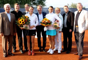 Zufriedene Gesichter bei der Einzel-Siegerehrung der >Internationalen Westfälischen Tennis-Meisterschaften der Damen - der Reinert  Open< in Versmold an der beteiligt waren (von links): Horst Hardiek (stellvertretender Bürgermeister der Stadt Versmold), Marc Kuchenbecker (Turnierdirektor), Elmar Schlüter (Vizepräsident Westfälischen Tennis-Verband), Siegerin Marina Duque-Marino, Hauptsponsor Hans-Ewald Reinert, Finalistin Scarlett Werner, Birgit Schaffrath (Sportministerium NRW), Jan Miska (Turnierdirektor) und Gustav Menzefricke (1. Vorsitzender Tennispark Versmold).