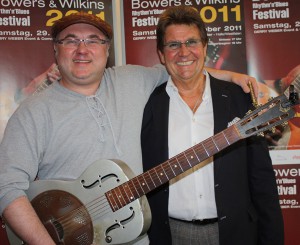 Der Mitorganisator des B&W Rhythm’n’Blues Festival in HalleWestfalen, Peter Schulte (rechts), freut sich über die Verpflichtung des virtuose Mundharmonika-Spielers Chris >Crazy< Kramer für den 29. Oktober. © GERRY WEBER WORLD (HalleWestfalen)