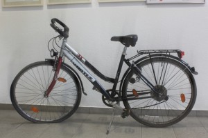 Dieses rot-silber-schwarze Damenfahrrad mit Aufdruck Vortex wurde im angrenzend Wald an der Realschule Halle mit einm Platten auf dem Vorderrad aufgefunden. Wer hat das Fahhrad oder Auffälige Personen gesehen?