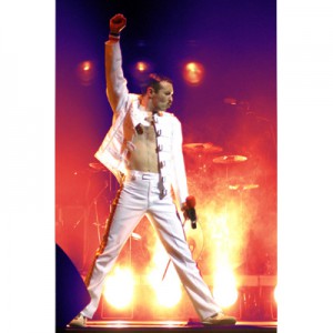 Fiktion und Wirklichkeit verschmelzen bei One Night of Queen zu einem begeisterndem Live-Konzerterlebnis: Freddie Mercury alias Gary Mullen mit einzigartiger Perfomance am 22. Januar 2012 im GERRY WEBER EVENT CENTER in HalleWestfalen.