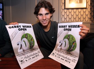 Am Rande des ATP World Tour Finals in London gab Rafael Nadal seinen Dreijahresvertrag mit den GERRY WEBER OPEN in HalleWestfalen bekannt und präsentiert zugleich das offizielle Plakat des 20. deutschen ATP-Rasentennisturniers 2012. © GERRY WEBER WORLD 