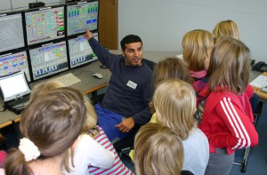 Energie macht Schule in Halle: Spannende Einblicke in die Arbeit der TWO und die Herkunft und Bedeutung von Energie erlebten jetzt die Schüler der Grundschule Hörste. TWO-Mitarbeiter Erol Korkmaz erklärt den Grundschülern die Leitwarte der Haller Energieversorgerin. 