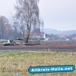 Knapp dem Unglück entkommen, brennender Militärhubschrauber der britischen Luftwaffe schafft Notlandung hinter dem Haller Wohngebiet. Durch ein Wunder zerschellte der Helikopter nicht am Baum unmittelbar der Landestelle. Foto: Altkreis-Halle.Net