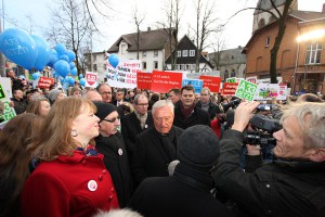 Mehr 2.500 Menschen demonstrierten am Freitag in Halle Westfalen für den sofortigen Lückenschluss der A 33.