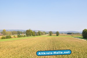 In einigen Jahren verläuft von links nach rechts die A33 Trasse, zur Rechten entsteht der Ravenapark das neue Industriegebiet am Autobahnzubringer Schnatweg in Halle/Künsebeck