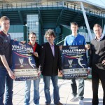 Es freuen sich auf die Vietentours Volleyball DVV-Pokalfinals am 04. März 2012 im GERRY WEBER STADION (von links): Max Günthör (Spielführer Generali Haching), Lina Meyer (Spielführerin Rote Raben Vilsbiburg), Wolfgang Vieten (Geschäftsführer Vietentours), Marcus Böhme (Spieler VfB Friedrichshafen) und Teun Buijs (Trainer Schweriner SC). © GERRY WEBER WORLD (HalleWestfalen)