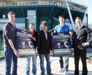 Es freuen sich auf die Vietentours Volleyball DVV-Pokalfinals am 04. März 2012 im GERRY WEBER STADION (von links): Max Günthör (Spielführer Generali Haching), Lina Meyer (Spielführerin Rote Raben Vilsbiburg), Wolfgang Vieten (Geschäftsführer Vietentours), Marcus Böhme (Spieler VfB Friedrichshafen) und Teun Buijs (Trainer Schweriner SC). © GERRY WEBER WORLD (HalleWestfalen)