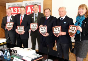 Gemeinsam für den schnellen Lückenschluss der A 33: Klemens Keller, Enak Ferlemann, Sven-Georg Adenauer, Harry K. Voigtsberger, Gerhard Weber und Anne Rodenbrock-Wesselmann (von links) zeigten sich mit den Ergebnisses des A 33-Gipfels im Kreishaus zufrieden.