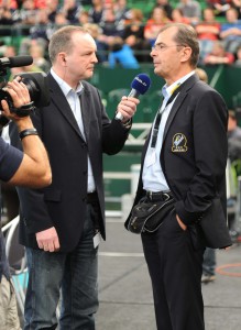 Die Trainerpersönlichkeit des VfB Friedrichshafen, Stelian Moculescu, ist immer ein gefragter Interviewpartner sowie wie hier mit dem TV-Journalisten Hubert Schulte-Hobeling © GERRY WEBER STADION