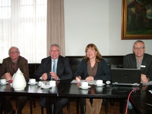 (v.l.) Wolfgang Bölling (SPD-Fraktionsvorsitzender, Mitglied im Regionalrat; Klaus Brandner, MdB; Bürgermeisterin Anne Rodenbrock-Wesselmann; Jürgen Keil, Stadt Halle.