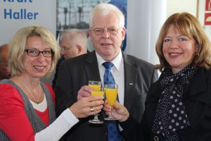 Freuen sich über eine gelungene 11. Gewerbeschau Gartnisch mit vielen Premieren: (von rechts) Halles Bürgermeisterin Anne Ro-denbrock-Wesselmann, der langjährige Ausstellersprecher Karl-Heinz Wöstmann sowie seine Nachfolgerin Antje Enkemann-Schneider. Die nächste Auflage ist für den 13. und 14. April 2013 geplant.