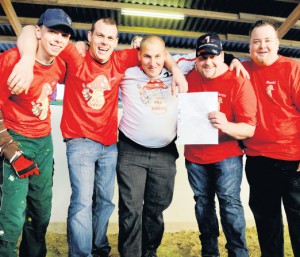 Zum dritten Mal in Folge: Im nächsten Jahr brauchen Axel Lefelmann, Tim Balzer, Mirko Plötner, Marco Josephs und Sebastian Spee echte Gegner, gegen die sich ein Wettkampf lohnt, denn beim Tauziehen haben sie schon wieder gewonnen. Fotos: a. schneider