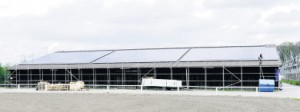 Ökostrom vom Pferdehof: Auf insgesamt 3 000 Quadratmetern Dachfläche bekommt das Steinhagener Reitsportzentrum seit einigen Wochen Fotovoltaikmodule installiert.