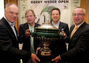 Das beste Teilnehmerfeld aller Zeiten bieten die 20. GERRY WEBER OPEN 2012 in HalleWestfalen. Darauf freuen sich und präsentieren den Siegerpokal (von links): Marketingleiter Horst Erpenbeck, Eberhard Figgemeier (ehemaliger Programmchef der ZDF-Sportredaktion), Turnierdirektor Ralf Weber und Projektleiter Frank Heinkel. © GERRY WEBER OPEN (HalleWestfalen)