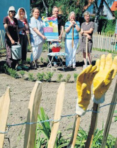 Kleinod: Elisabeth Wolter, Annegret Ellersiek, Kerstin Blomeyer-Garbe, Ingeborg Fuhrmann und Christiane Dammeyer (von links) haben zwischen Bürgerhaus und Feuerwehrgerätehaus einen klassischen Bauern- und Färbergarten angelegt. Darüber freut sich auch Umweltbeauftragter Werner Schröder, der gemeinsam mit den Frauen der Dorfgemeinschaft am 3. Juni zum großen Umwelttag einlädt. Foto: A. Hanneforth