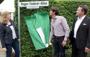 Der feierliche Moment: Roger Federer enthüllt das neue Straßenschild der nach ihm benannten Roger-Federer-Allee in HalleWestfalen. Freudig verfolgen Turnierdirektor Ralf Weber und Halles Bürgermeisterin Anne Rodenbrock-Wesselmann das feierliche Zeremoniell. © GERRY WEBER OPEN (HalleWestfalen)