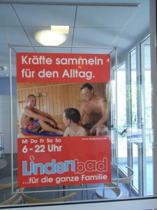 Lindenbad-Auktion: Rahmen für Infoplakate