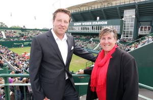 WTA-Supervisorin Pam Whytcross ließ sich von Turnierdirektor Ralf Weber bei einem Rundgang die Infrastruktur rund ums GERRY WEBER STADION zeigen. © GERRY WEBER OPEN (HalleWestfalen)