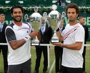 Aisam-Ul-Haq Qureshi und Jean-Julien Rojer mit den Siegerpokalen der Doppelkonkurrenz bei den 20. GERRY WEBER OPEN,. © GERRY WEBER OPEN (HalleWestfalen)