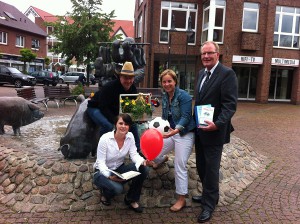 Foto von links: Dirk Tabor (Taboriso Dancing), Jennifer Oldach und Kerstin Walter (Stadtmarketing) und Rainer Eggert (Volksbank Versmold) 