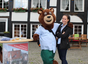 Turniermaskottchen Gerry Berry und Silke Averdiek (Stadtmarketing) haben sich schon einmal auf dem Haller Kirchplatz umgesehen, der am Donnerstag (14. Juni) auch auf dem Programm der kostenlosen Stadtführung steht.